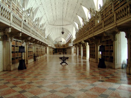 Palácio - biblioteca / 35 mil volumes